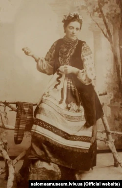 Соломія Крушельницька у подільському строї. 1892 рік
