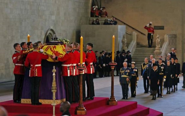 Труну Єлизавети II на чотири дні помістили у Вестмінстерський палац