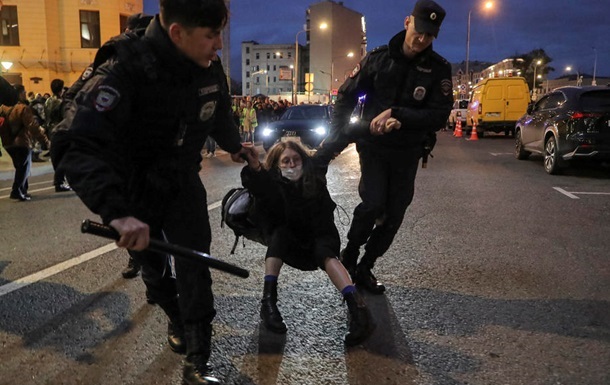 І жінка з візком: у РФ на протестах затримали 1300 людей