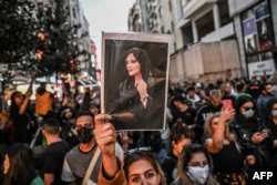 Фотографія Махси Аміні на акції на підтримку іранських протестів у Туреччині, 20 вересня 2022 року
