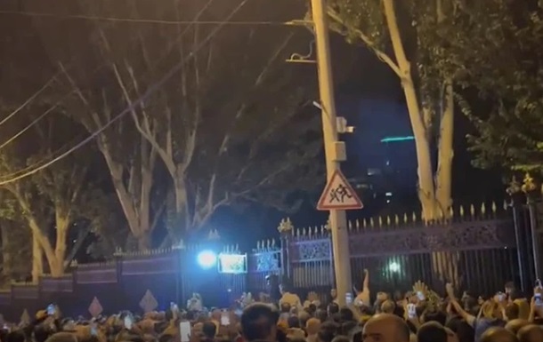 У Єревані протестувальники штурмують ворота парламенту – ЗМІ