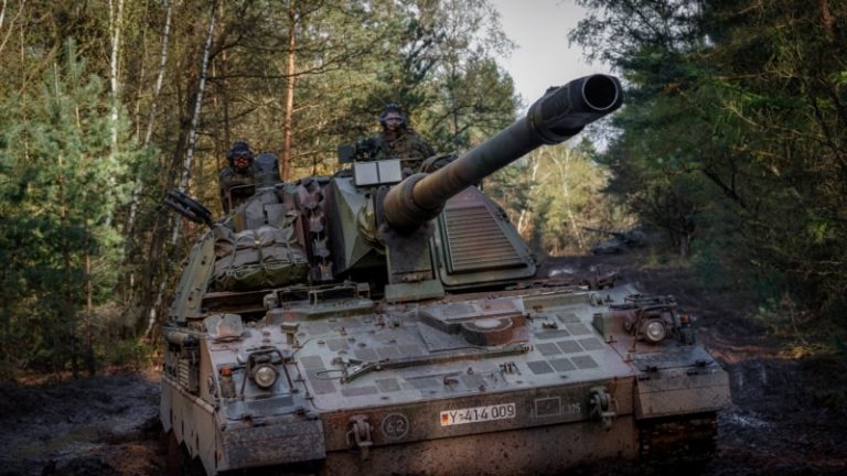 Німеччина передасть Україні ще 4 самохідні артилерійські установки Panzerhaubitze 2000