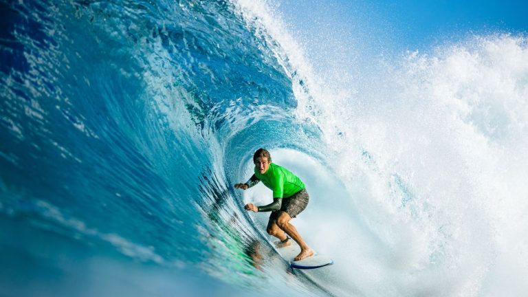Знаменитий серфінгіст Калані Девід загинув у 24 роки під час серфінгу в океані – відео