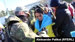 Українські військові залишають автографи в звільненому Херсоні