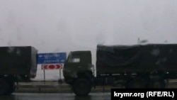 У Криму зафіксували перекидання військової техніки до Росії (фото)
