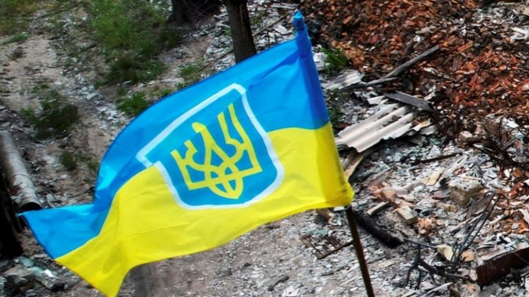 На Харківщині повідомили про підозру жінці, яка розірвала та кинула на землю прапор України