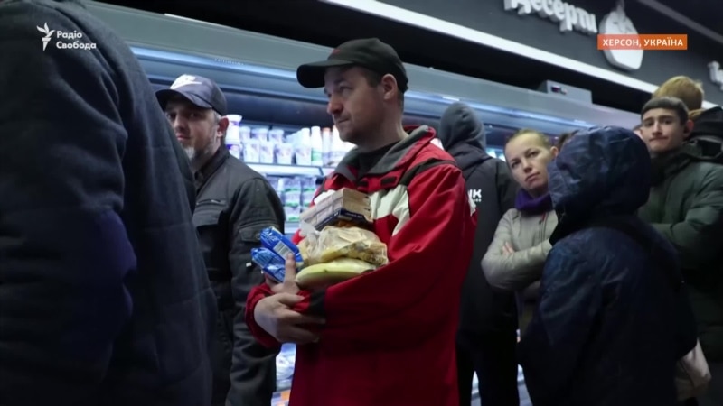Херсонці вперше після окупації роблять запаси в українському супермаркеті