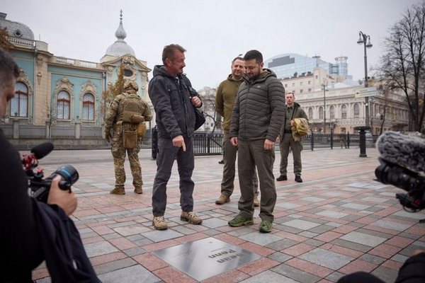 Шон Пенн приїхав до Києва та віддав Володимиру Зеленському свій Оскар – фото