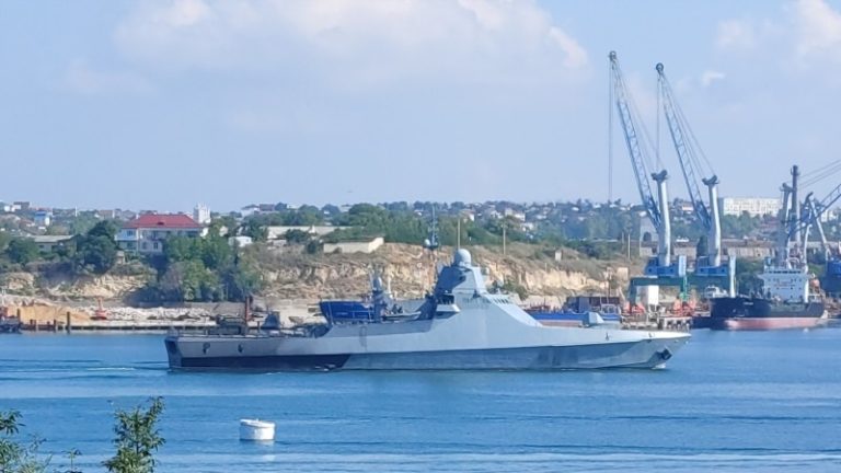 В окупованому Севастополі зупинили рух морського транспорту через атаку безпілотників